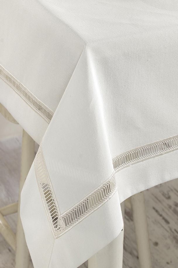 Beyaz Duck Kumaş Ajurlu Yaprak İşlemeli Masa Örtüsü